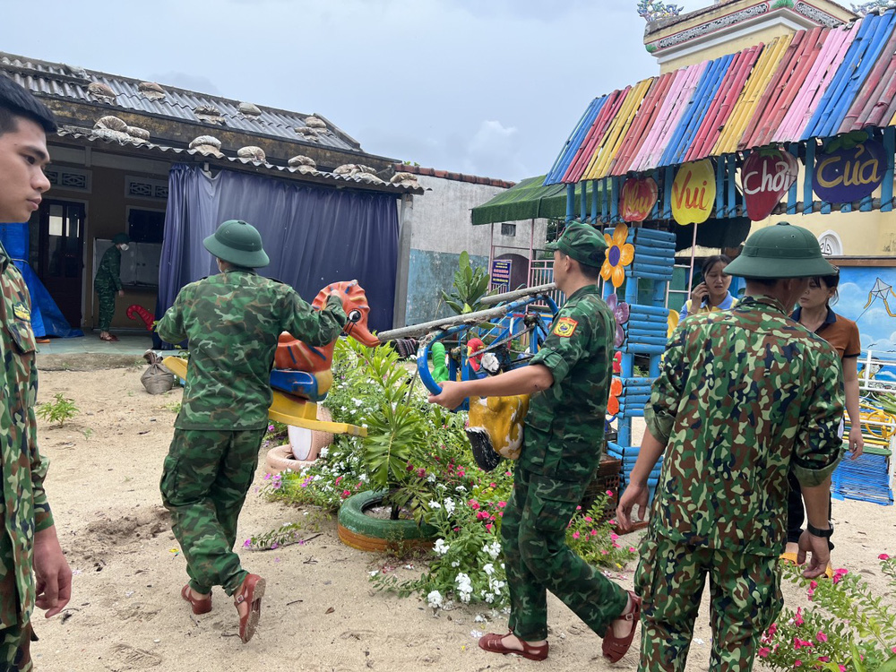 Quân và dân Quảng Ngãi chủ động phòng chống bão số 4 - Ảnh 1.