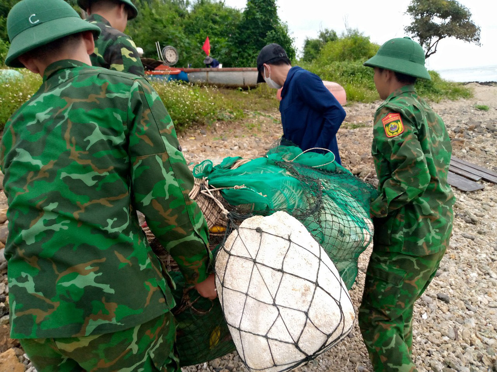 Quân và dân Quảng Ngãi chủ động phòng chống bão số 4 - Ảnh 16.
