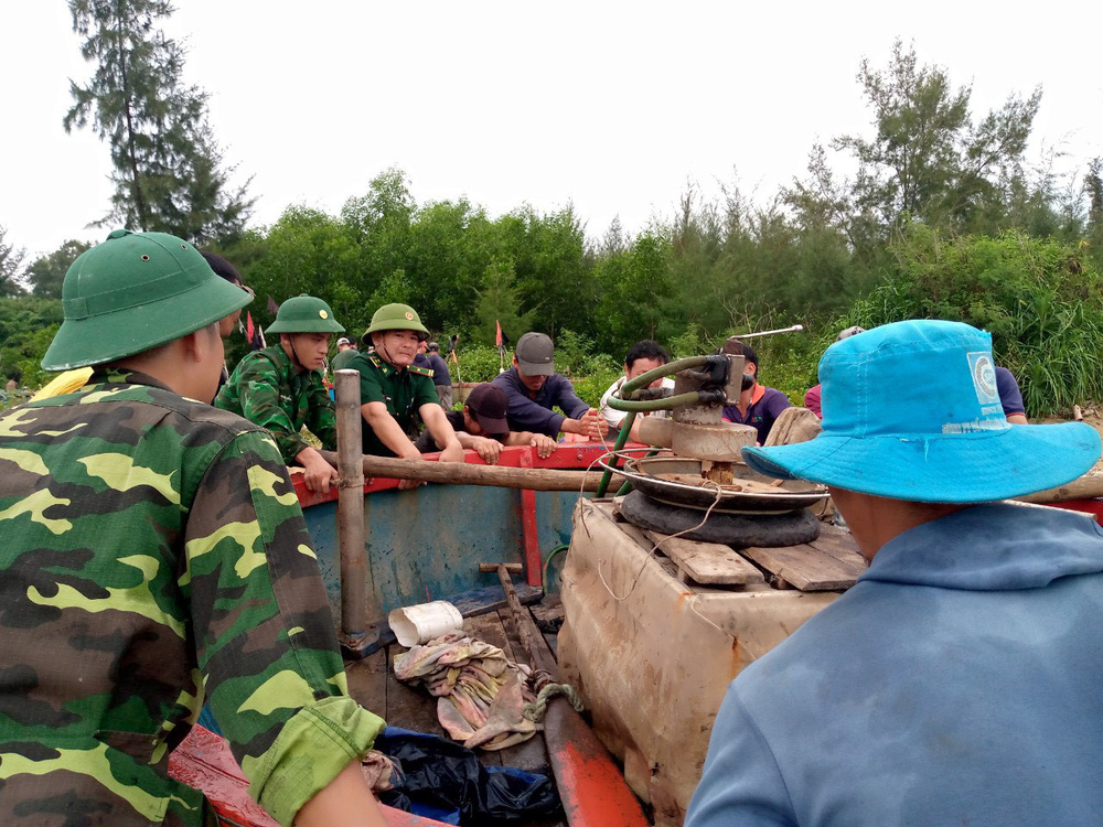 Quân và dân Quảng Ngãi chủ động phòng chống bão số 4 - Ảnh 18.