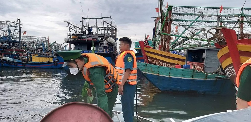 Ảnh: Neo đậu tàu cá gần khu vực cảng Sa Kỳ, Quảng Ngãi - Ảnh 7.
