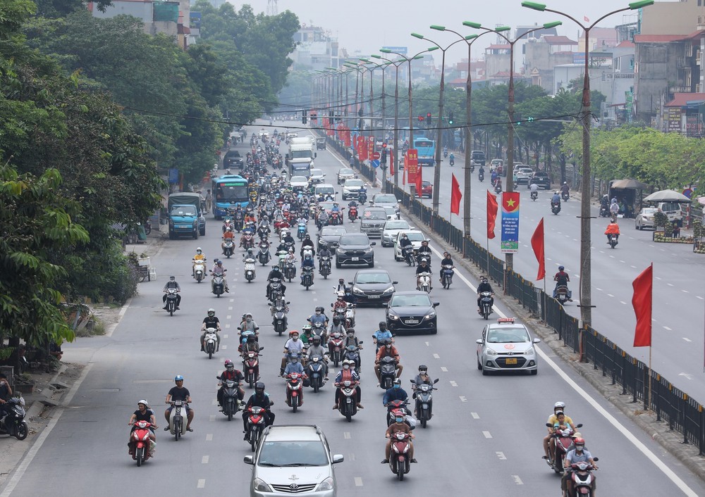 Cha mẹ đèo con nhỏ, chở đồ đạc trên xe máy trở lại Hà Nội ngày cuối nghỉ lễ 2/9 - Ảnh 7.