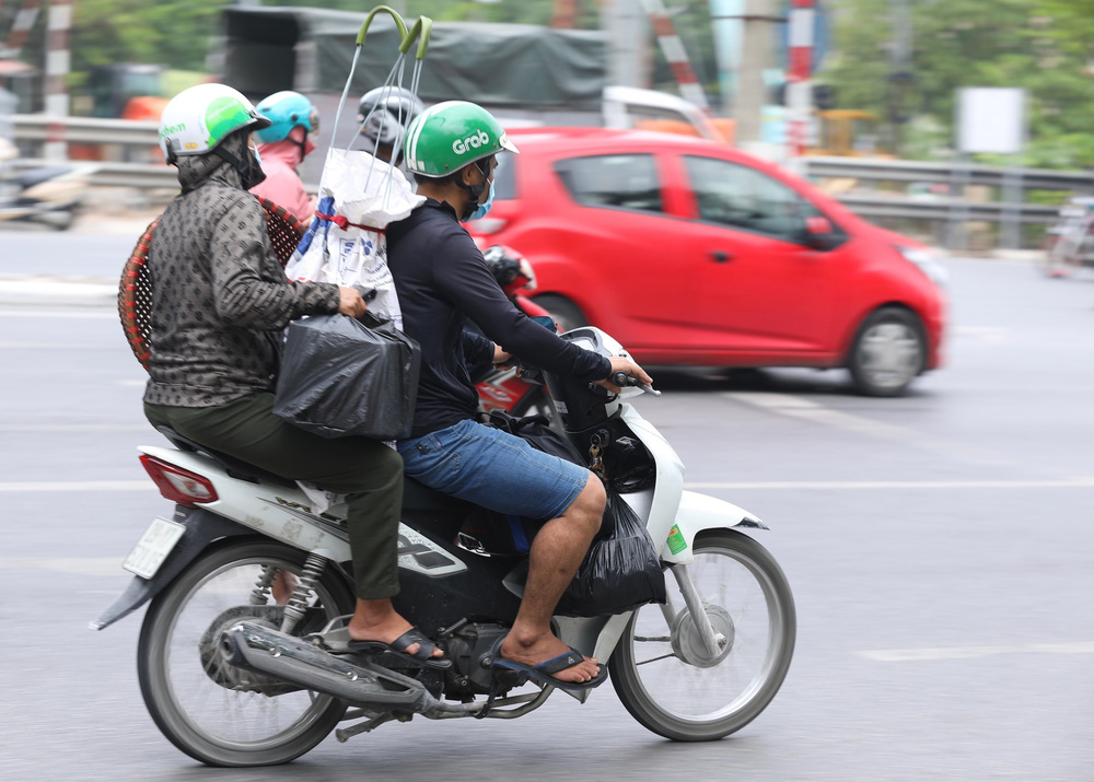 Cha mẹ đèo con nhỏ, chở đồ đạc trên xe máy trở lại Hà Nội ngày cuối nghỉ lễ 2/9 - Ảnh 4.