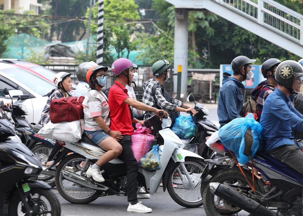 Cha mẹ đèo con nhỏ, chở đồ đạc trên xe máy trở lại Hà Nội ngày cuối nghỉ lễ 2/9 - Ảnh 3.