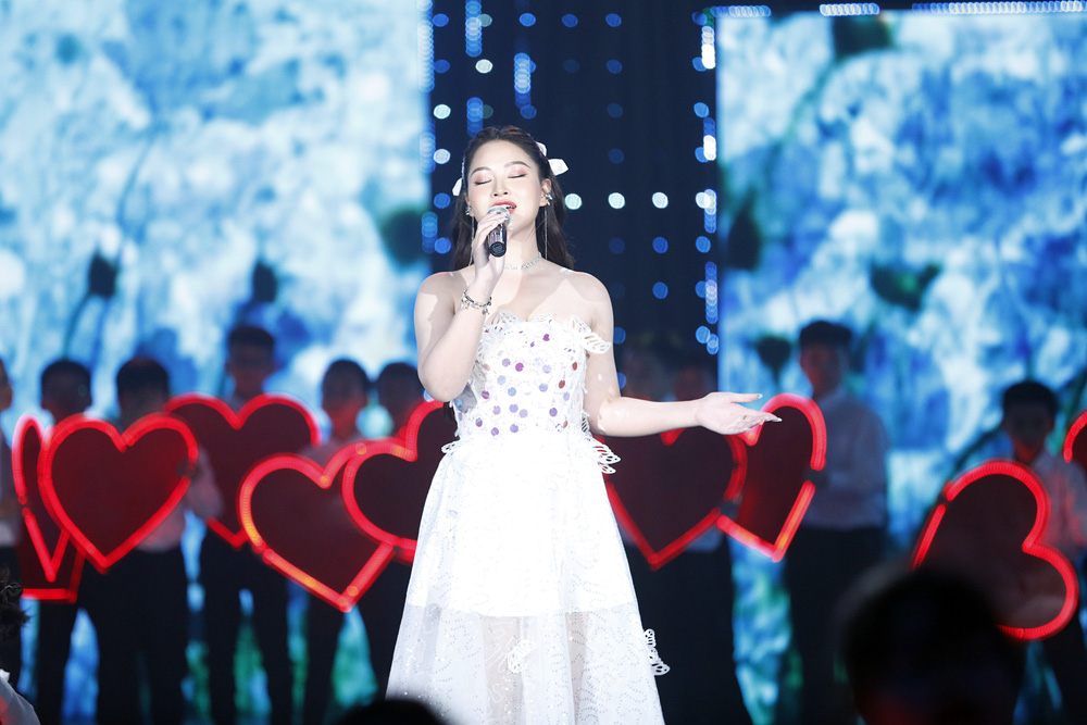 Ly Ly, Bùi Dương Thái Hà cực xinh đẹp trên sân khấu VTV Awards - Ảnh 1.