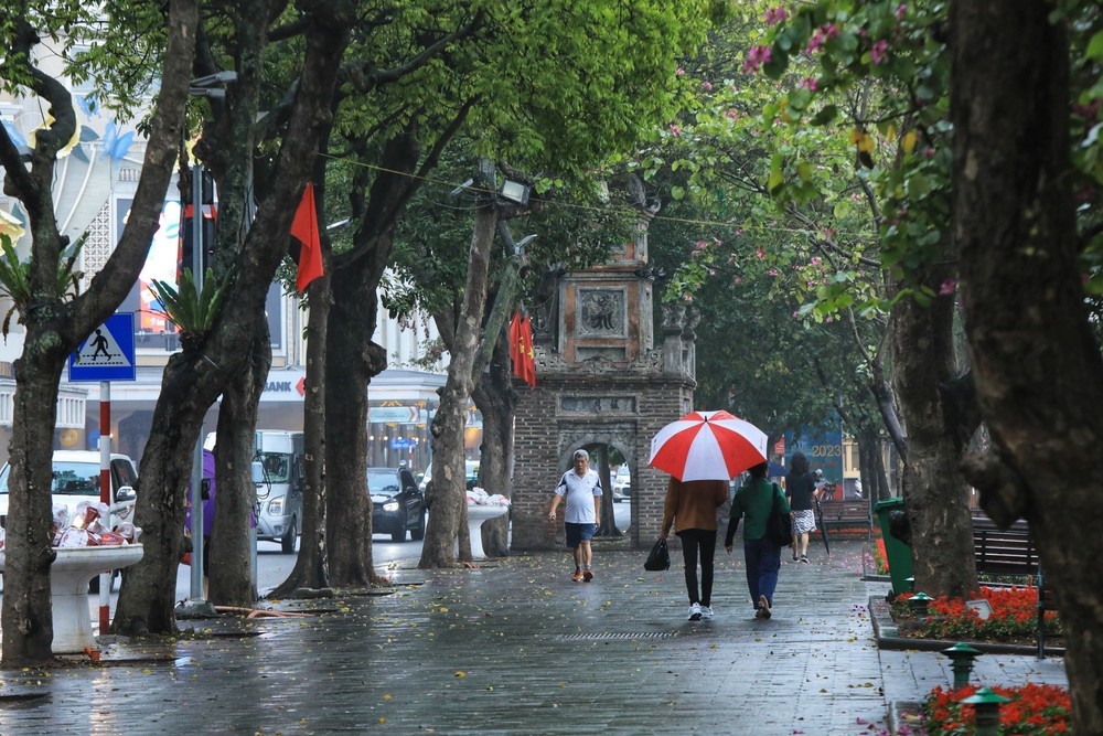 Hà Nội ẩn hiện trong tiết trời mưa Xuân - Ảnh 2.