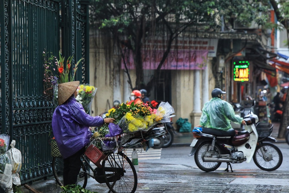 Hà Nội ẩn hiện trong tiết trời mưa Xuân - Ảnh 6.