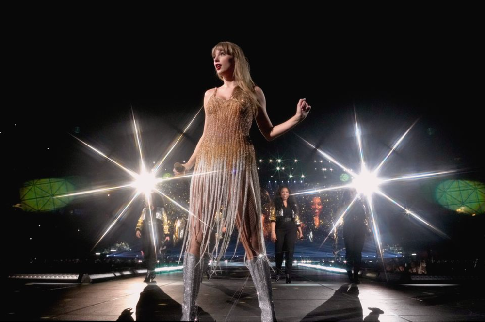 Admire Taylor Swift's style through each period in the Eras Tour - Photo 4.