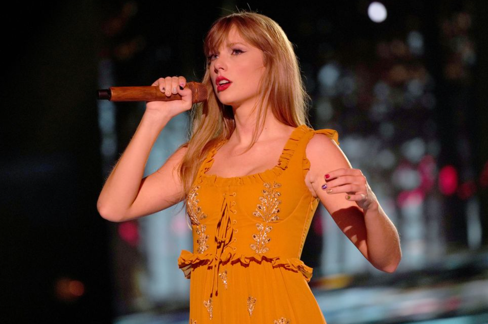 Chiêm ngưỡng phong cách của Taylor Swift qua từng thời kỳ trong tour diễn Eras Tour - Ảnh 5.