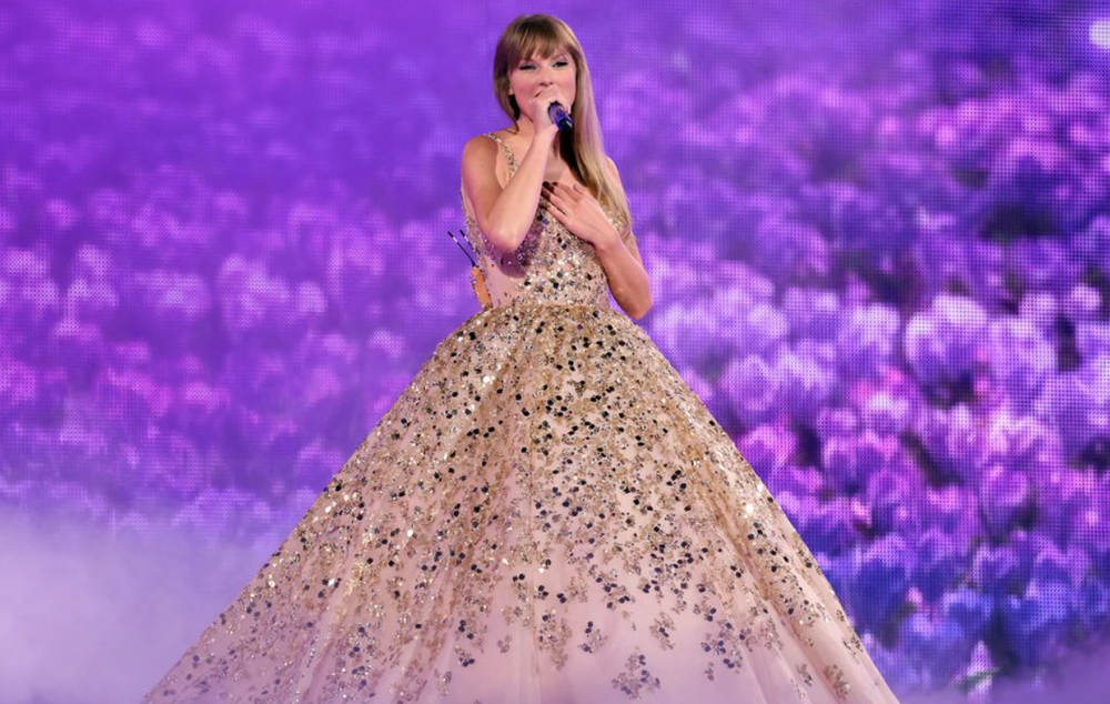 Chiêm ngưỡng phong cách của Taylor Swift qua từng thời kỳ trong tour diễn Eras Tour - Ảnh 7.