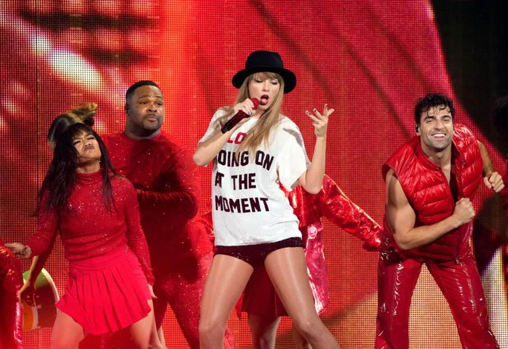 Chiêm ngưỡng phong cách của Taylor Swift qua từng thời kỳ trong tour diễn Eras Tour - Ảnh 9.