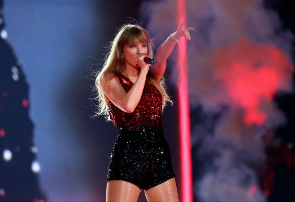 Chiêm ngưỡng phong cách của Taylor Swift qua từng thời kỳ trong tour diễn Eras Tour - Ảnh 10.