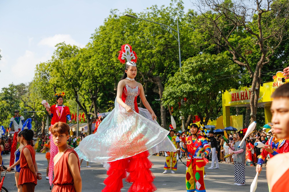 Hơn 1.500 người tham gia diễu hành tại Carnaval mùa thu Hà Nội - Ảnh 17.