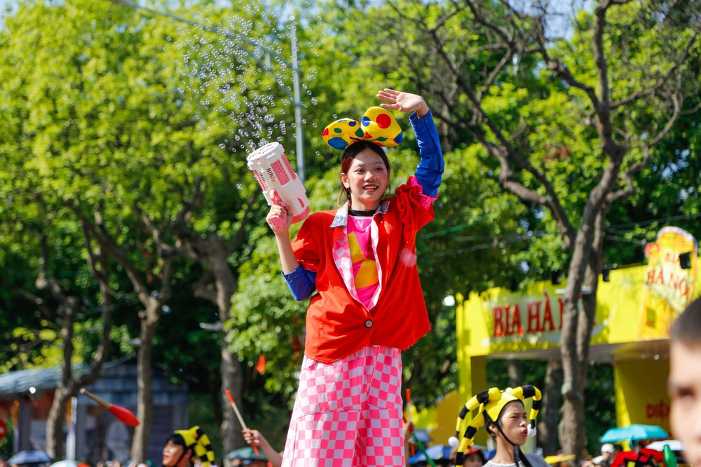 Hơn 1.500 người tham gia diễu hành tại Carnaval mùa thu Hà Nội - Ảnh 18.
