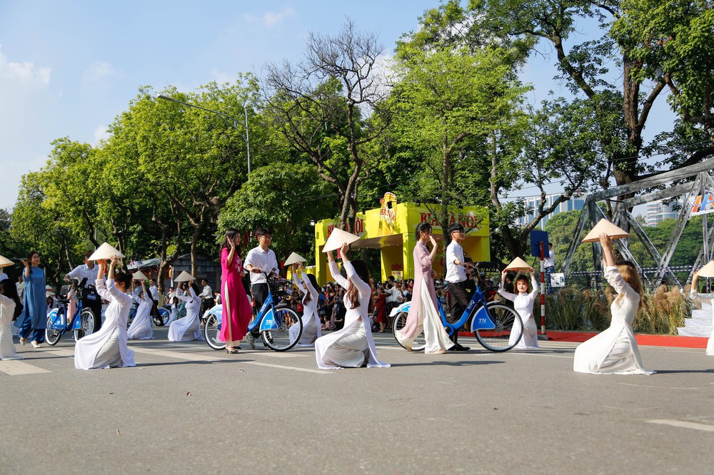 Hơn 1.500 người tham gia diễu hành tại Carnaval mùa thu Hà Nội - Ảnh 8.