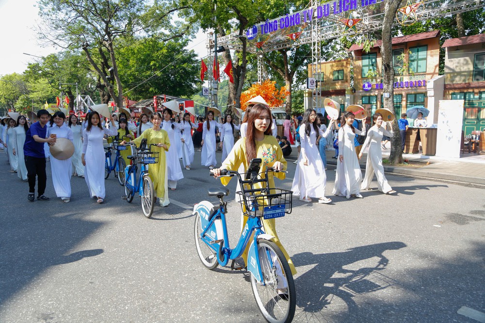 Hơn 1.500 người tham gia diễu hành tại Carnaval mùa thu Hà Nội - Ảnh 10.