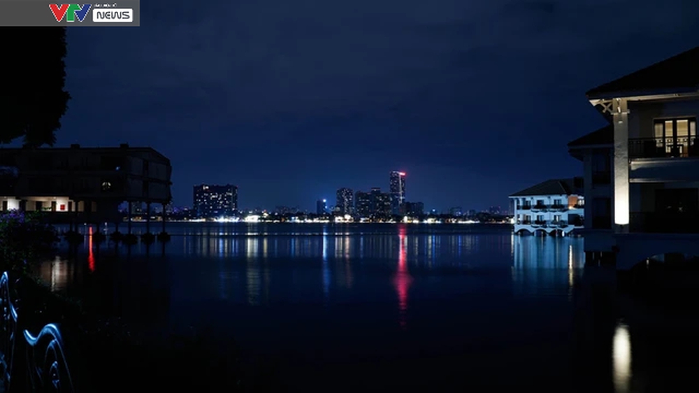 Thành phố Hà Nội lên đèn lung linh soi bóng nước Hồ Tây - Ảnh 2.