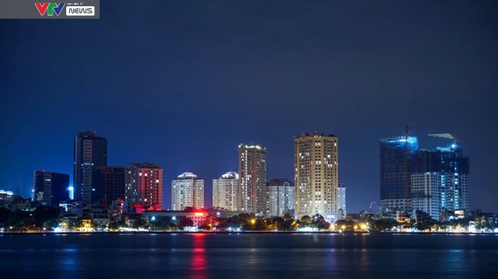 Thành phố Hà Nội lên đèn lung linh soi bóng nước Hồ Tây - Ảnh 10.