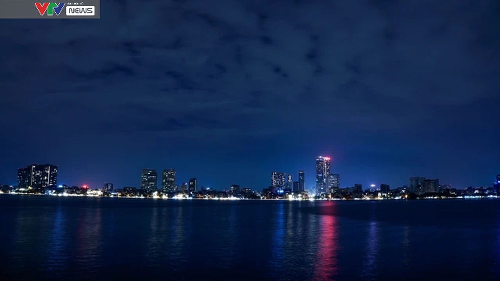 Thành phố Hà Nội lên đèn lung linh soi bóng nước Hồ Tây - Ảnh 1.