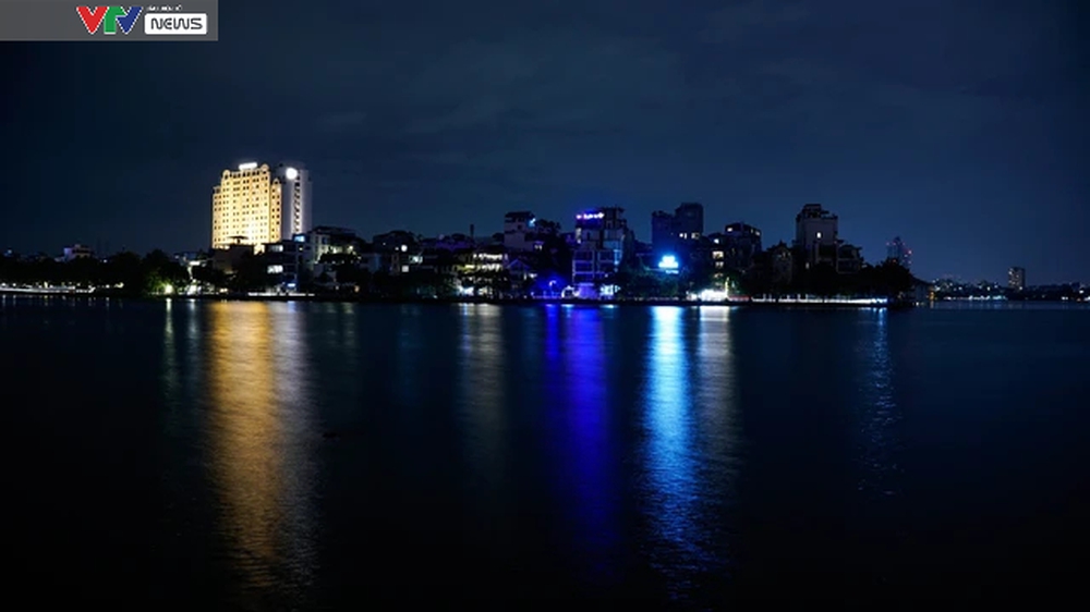 Thành phố Hà Nội lên đèn lung linh soi bóng nước Hồ Tây - Ảnh 11.