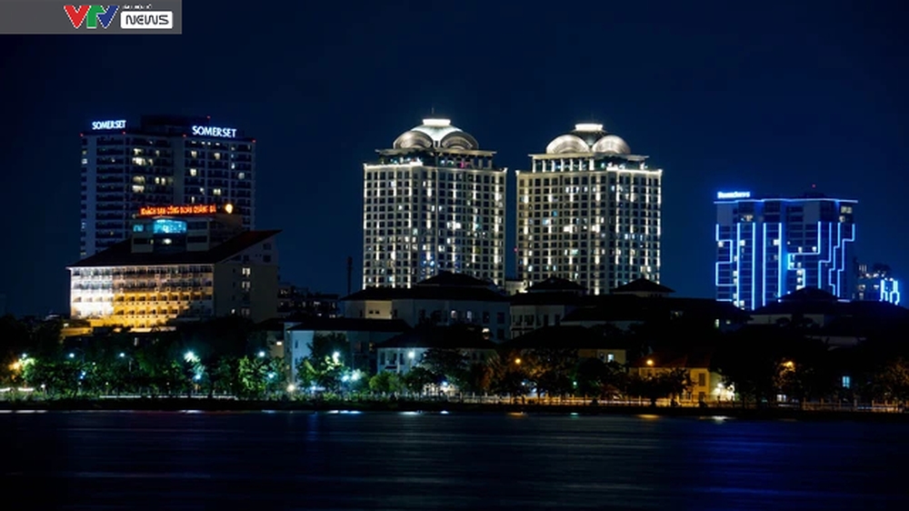 Thành phố Hà Nội lên đèn lung linh soi bóng nước Hồ Tây - Ảnh 6.