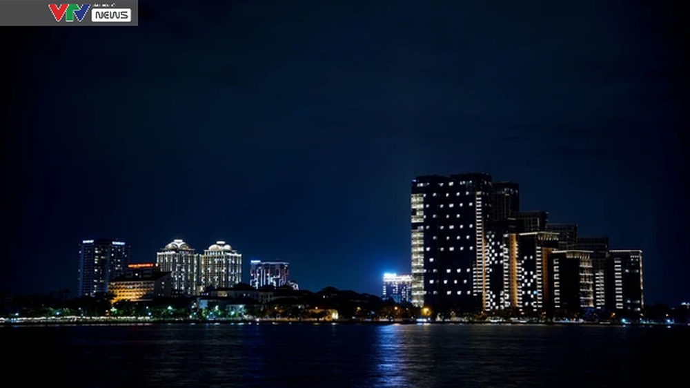 Thành phố Hà Nội lên đèn lung linh soi bóng nước Hồ Tây - Ảnh 5.