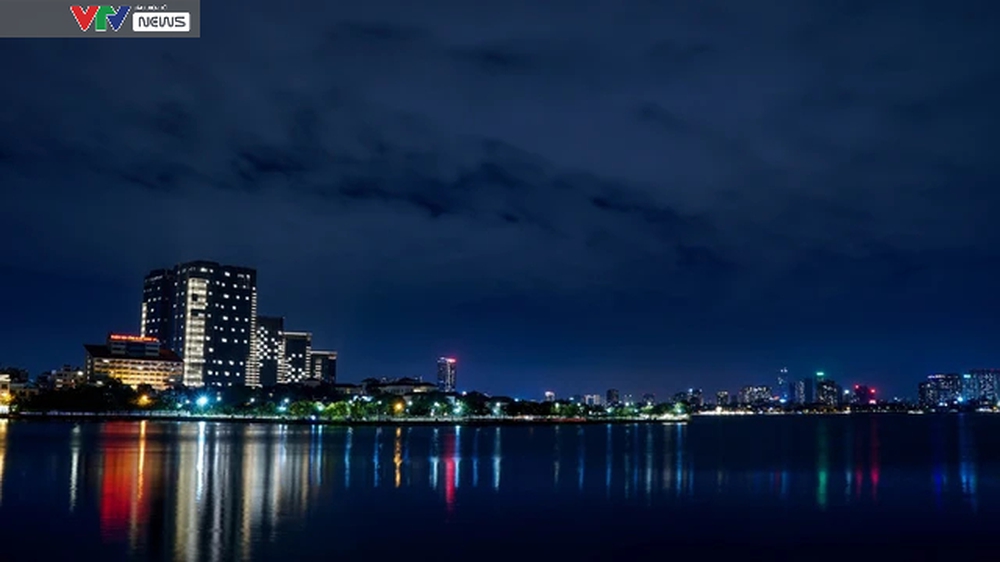 Thành phố Hà Nội lên đèn lung linh soi bóng nước Hồ Tây - Ảnh 4.