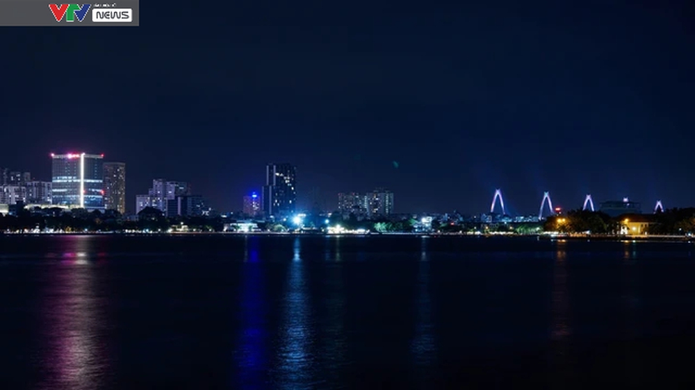 Thành phố Hà Nội lên đèn lung linh soi bóng nước Hồ Tây - Ảnh 7.