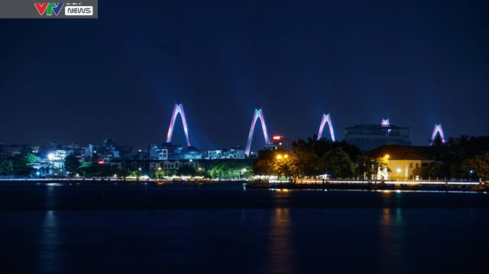 Thành phố Hà Nội lên đèn lung linh soi bóng nước Hồ Tây - Ảnh 8.