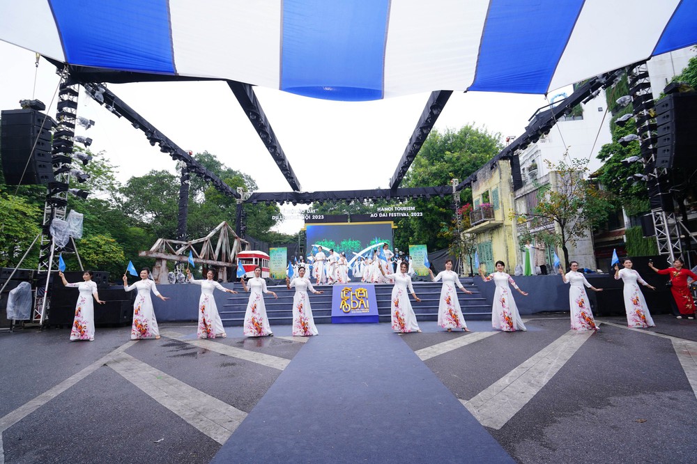 Gần 1000 phụ nữ diễn diễu áo dài tại Hà Nội - Ảnh 4.