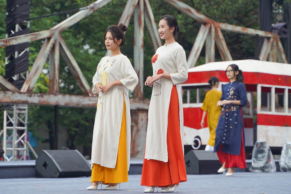 Gần 1000 phụ nữ diễn diễu áo dài tại Hà Nội - Ảnh 7.