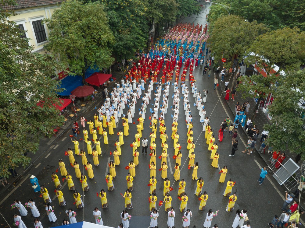 Gần 1000 phụ nữ diễn diễu áo dài tại Hà Nội - Ảnh 12.