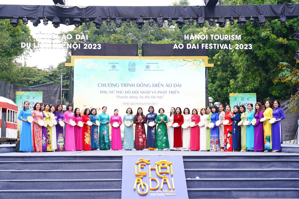 Gần 1000 phụ nữ diễn diễu áo dài tại Hà Nội - Ảnh 1.