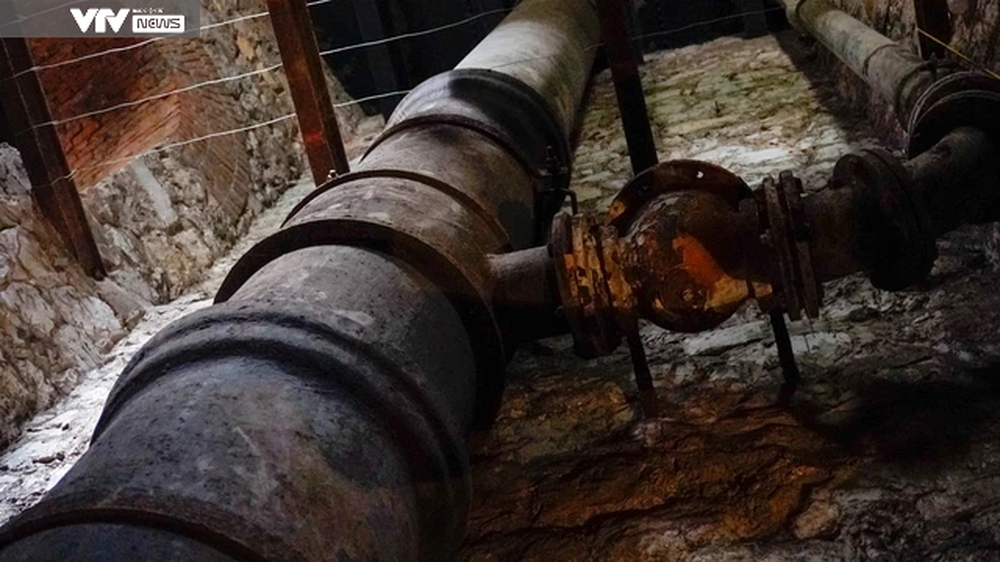 Cận cảnh đường ống dẫn nước 129 tuổi bên trong Tháp nước Hàng Đậu - Ảnh 1.