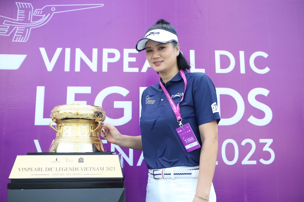 Hoa khôi bóng chuyền Kim Huệ, Miss Golf Thanh Tú rạng rỡ bên chiếc Cúp Vinpearl DIC Legends Vietnam 2023   - Ảnh 2.