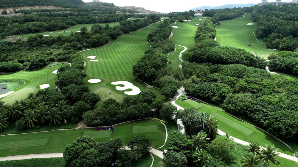 Ngắm kiệt tác sân Vinpearl Golf Nha Trang tại giải đấu của 60 huyền thoại thế giới - Ảnh 1.