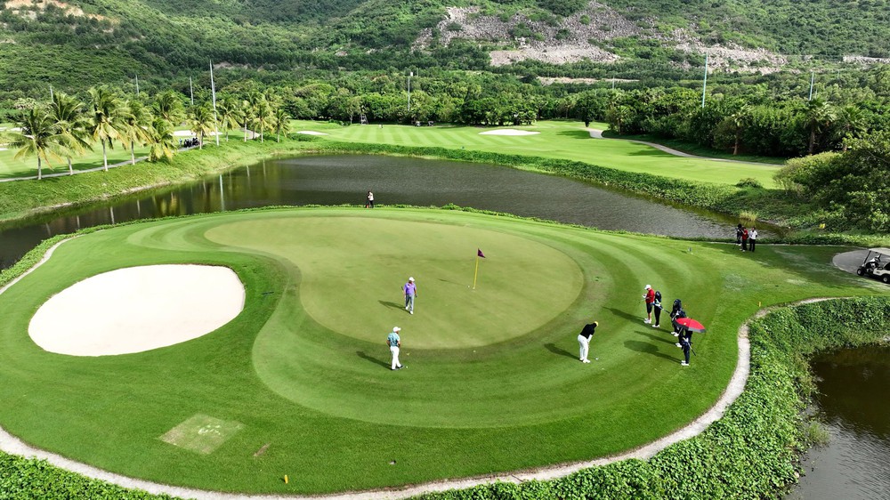 Ngắm kiệt tác sân Vinpearl Golf Nha Trang tại giải đấu của 60 huyền thoại thế giới - Ảnh 2.
