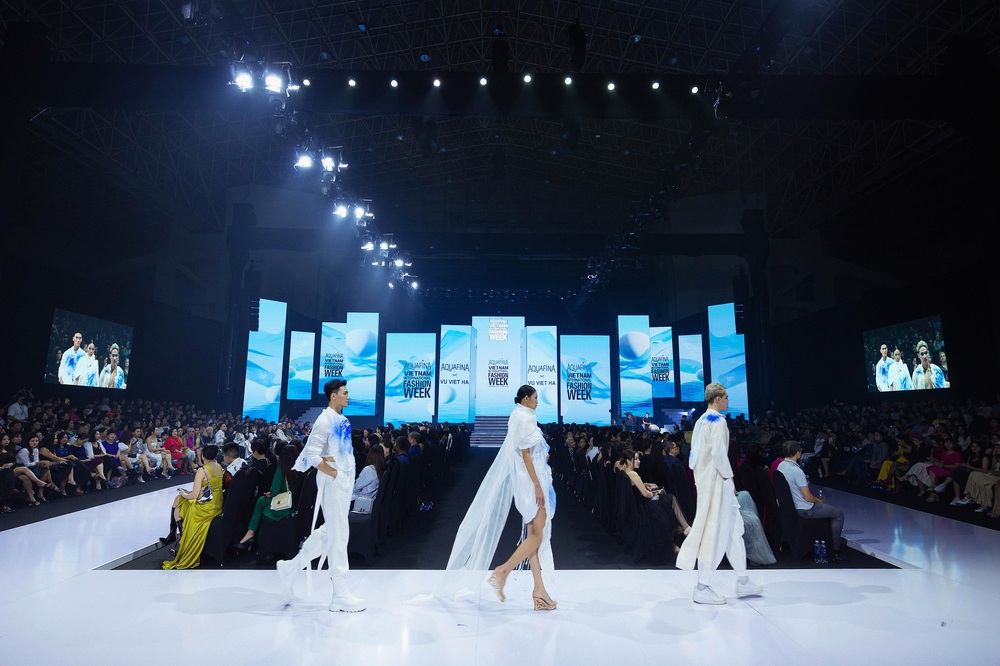 Thanh Hằng tỏa sáng với thiết kế của Vũ Việt Hà, mở màn Tuần lễ Thời trang Quốc tế Việt Nam Thu Đông 2023 - Ảnh 3.
