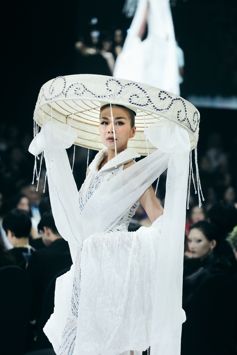 Thanh Hằng tỏa sáng với thiết kế của Vũ Việt Hà, mở màn Tuần lễ Thời trang Quốc tế Việt Nam Thu Đông 2023 - Ảnh 15.
