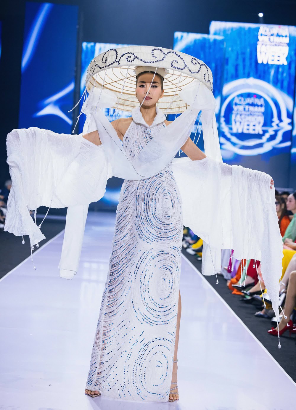 Thanh Hằng tỏa sáng với thiết kế của Vũ Việt Hà, mở màn Tuần lễ Thời trang Quốc tế Việt Nam Thu Đông 2023 - Ảnh 13.