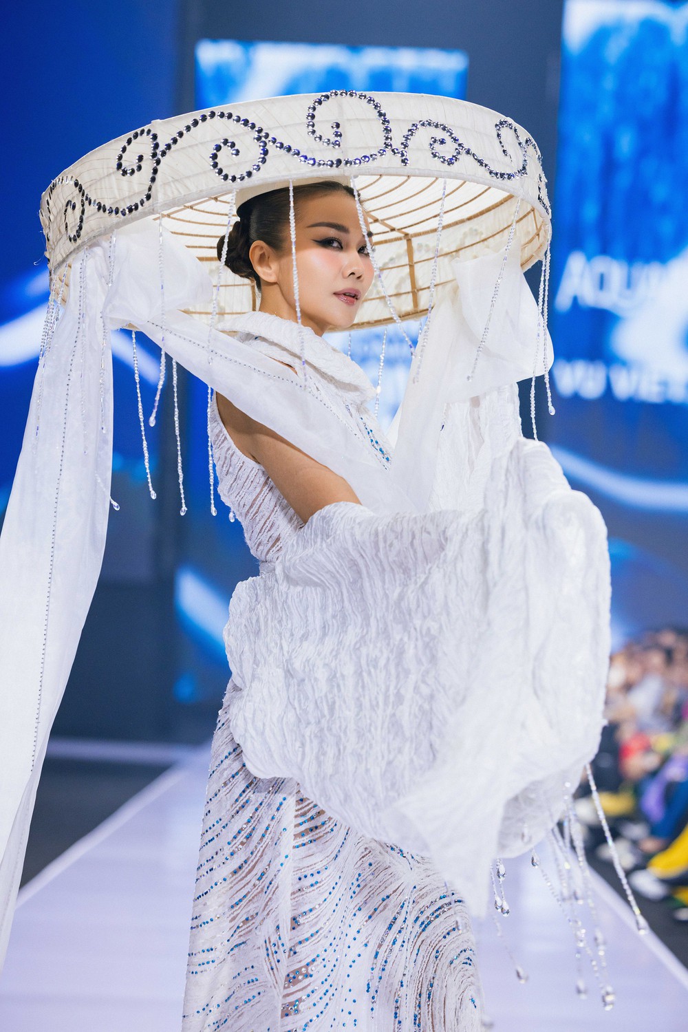 Thanh Hằng tỏa sáng với thiết kế của Vũ Việt Hà, mở màn Tuần lễ Thời trang Quốc tế Việt Nam Thu Đông 2023 - Ảnh 14.