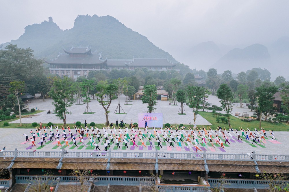 Festival Yoga mùa đông 2023 quy tụ hàng trăm người tập yoga tại Tam Chúc - Ảnh 1.