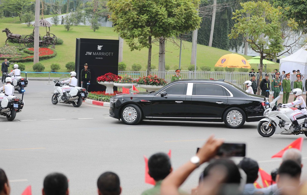 Đoàn xe chở Tổng Bí thư, Chủ tịch nước Trung Quốc Tập Cận Bình trên đường phố Hà Nội - Ảnh 7.