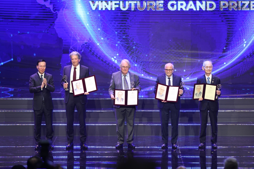 Công trình về pin mặt trời và pin lithium-ion giành giải thưởng 3 triệu USD của VinFuture 2023 - Ảnh 2.