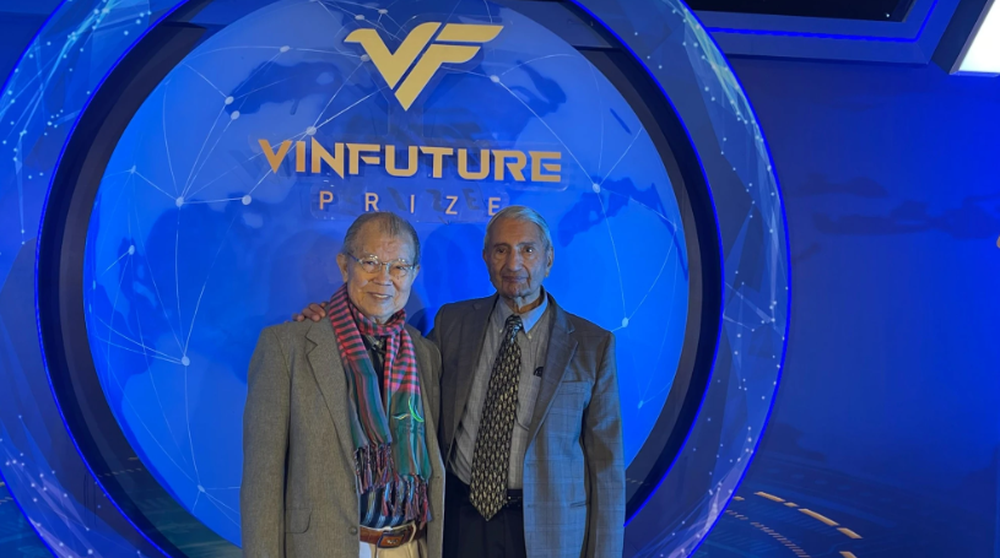 Công trình về pin mặt trời và pin lithium-ion giành giải thưởng 3 triệu USD của VinFuture 2023 - Ảnh 8.