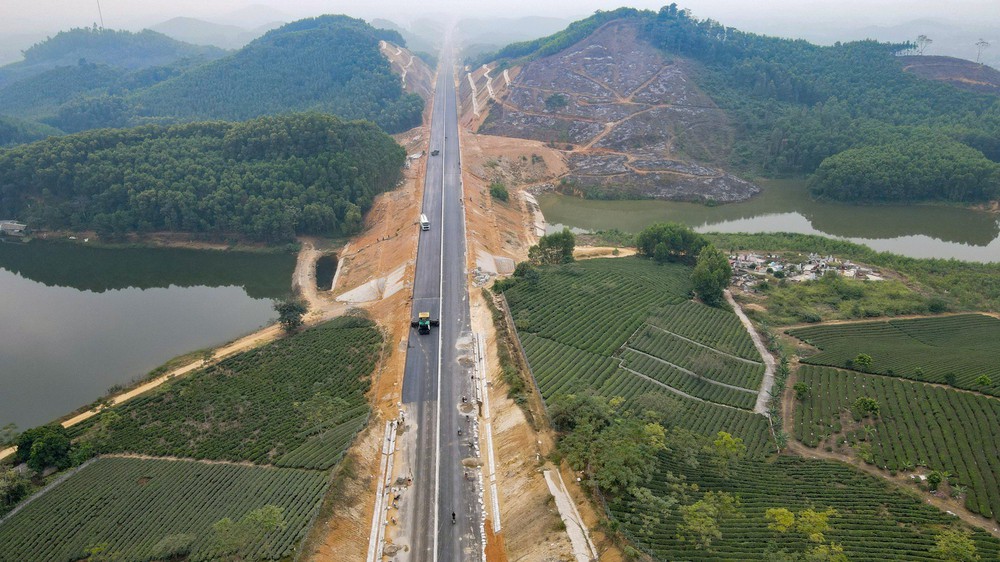 Không khí hối hả trên công trường tuyến cao tốc Tuyên Quang - Phú Thọ dịp cuối năm - Ảnh 3.
