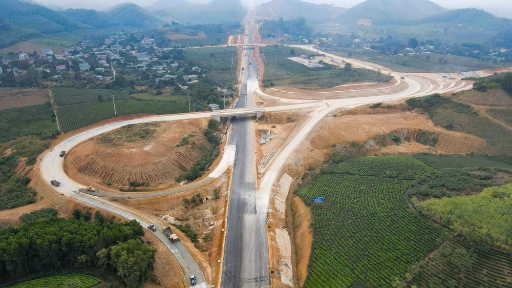 Không khí hối hả trên công trường tuyến cao tốc Tuyên Quang - Phú Thọ dịp cuối năm - Ảnh 1.