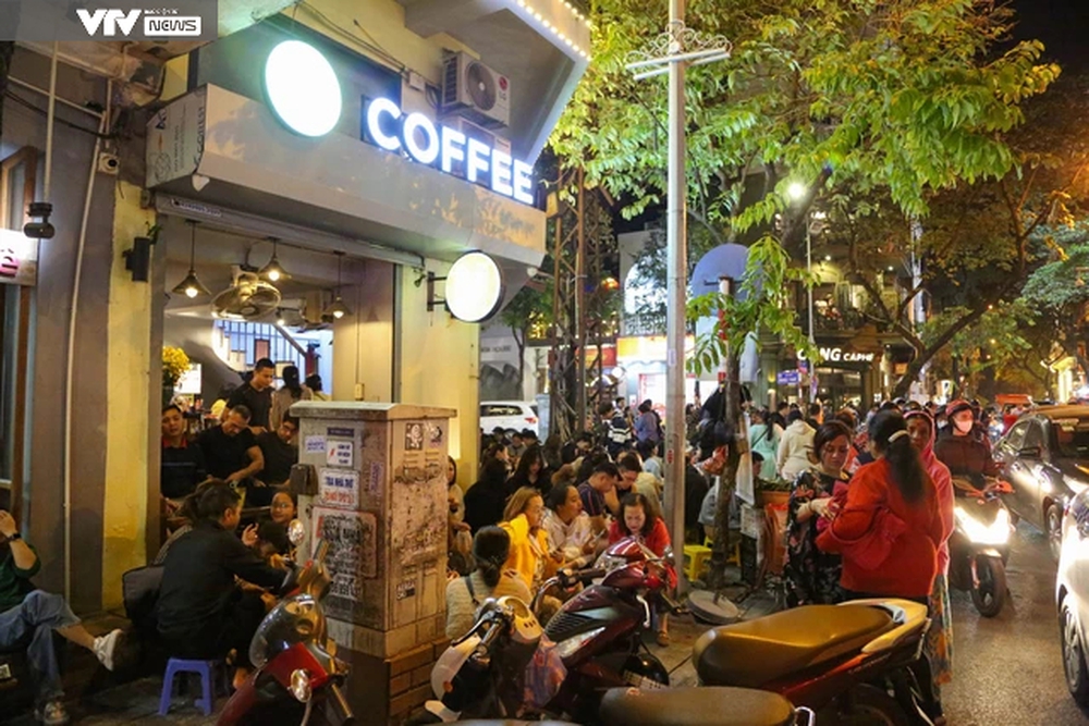 Quán cafe, trà chanh lấn chiếm vỉa hè gây ùn tắc giao thông trên phố Nhà Thờ (Hà Nội)   - Ảnh 6.