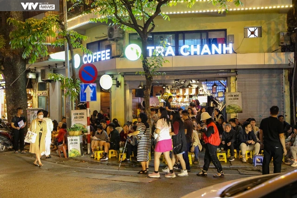 Quán cafe, trà chanh lấn chiếm vỉa hè gây ùn tắc giao thông trên phố Nhà Thờ (Hà Nội)   - Ảnh 4.