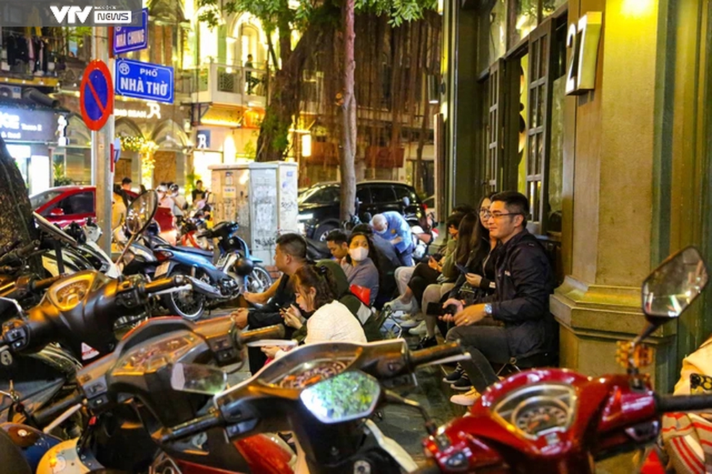 Quán cafe, trà chanh lấn chiếm vỉa hè gây ùn tắc giao thông trên phố Nhà Thờ (Hà Nội)   - Ảnh 7.