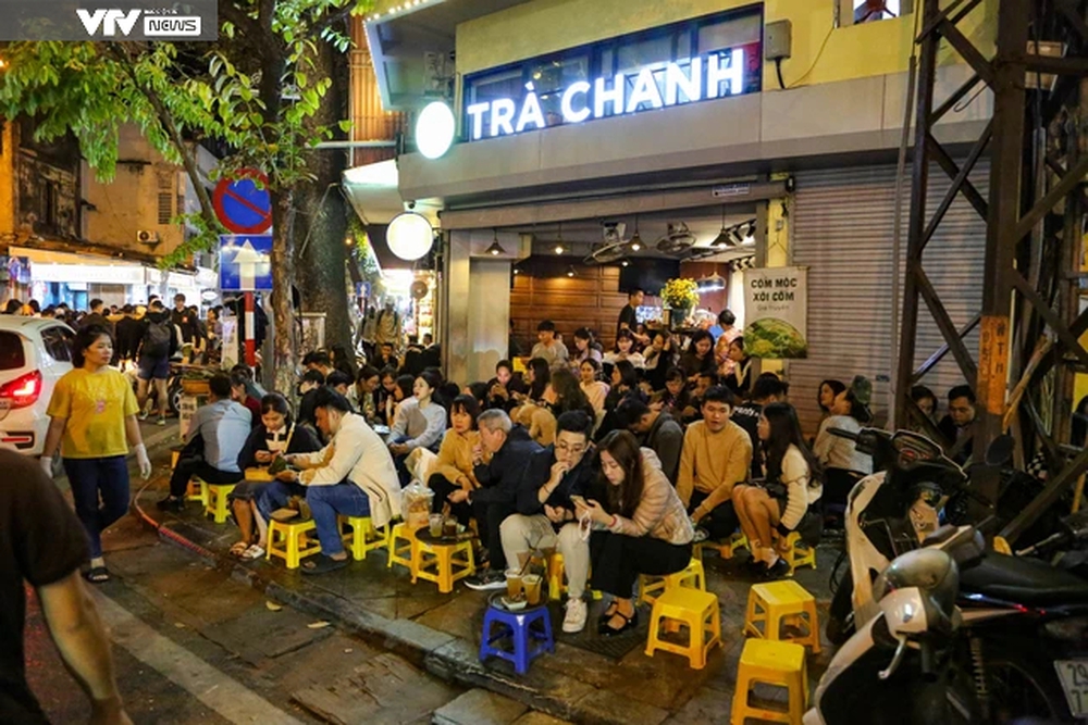 Quán cafe, trà chanh lấn chiếm vỉa hè gây ùn tắc giao thông trên phố Nhà Thờ (Hà Nội)   - Ảnh 3.